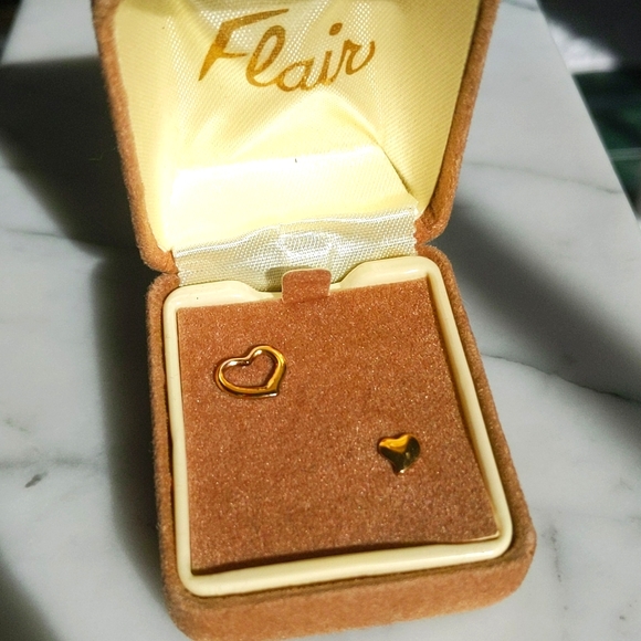 Jewelry - Vintage Gold Heart Earrings